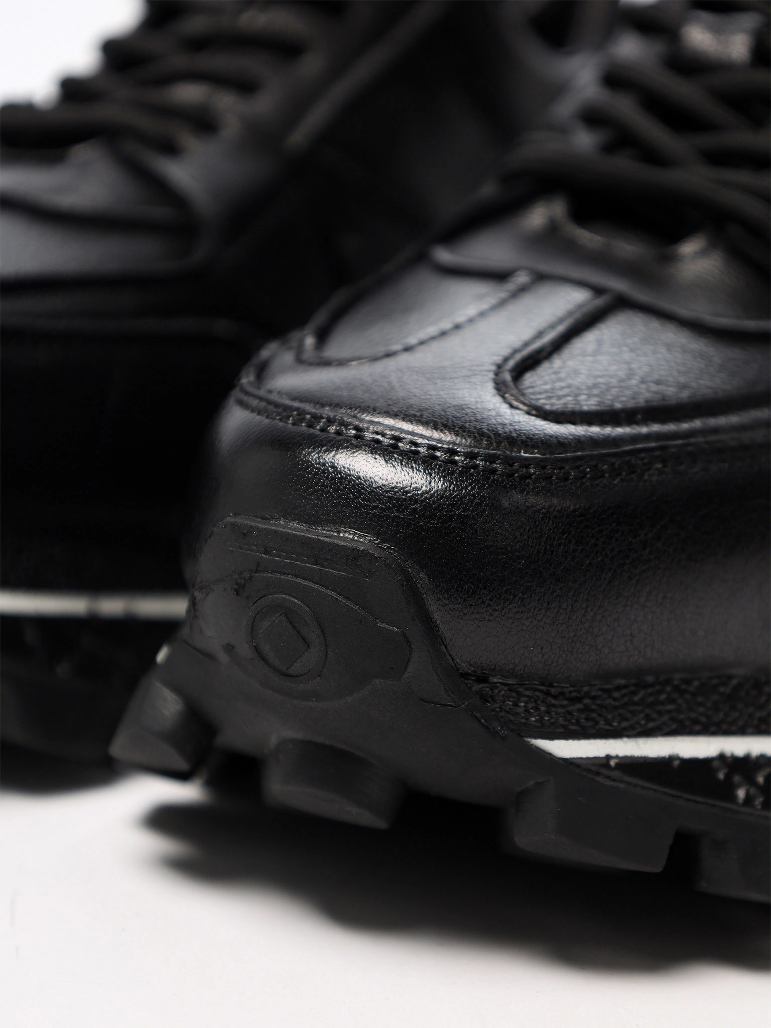 Кроссовки черного цвета на рельефной подошве